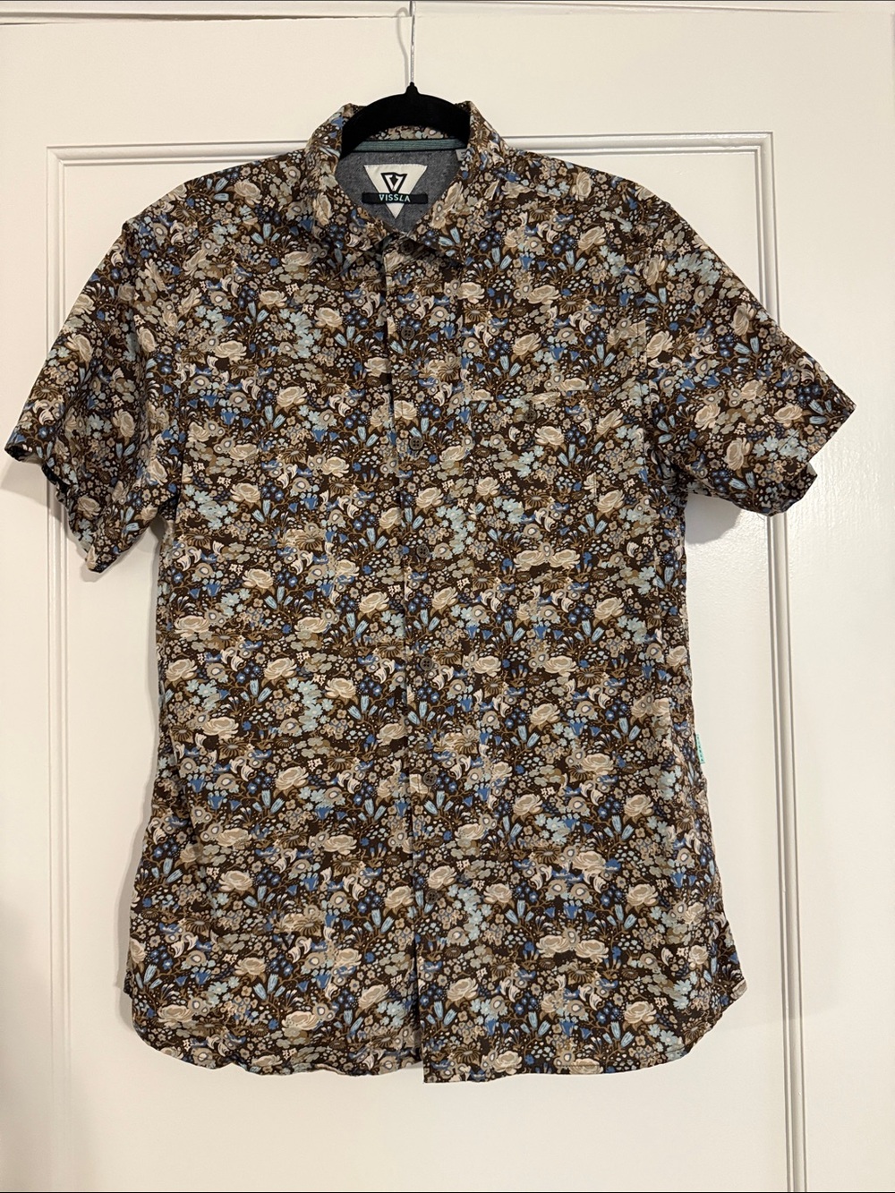 VISSLA Short Sleeve Floral Button-Up Shirt in Blue & Brown